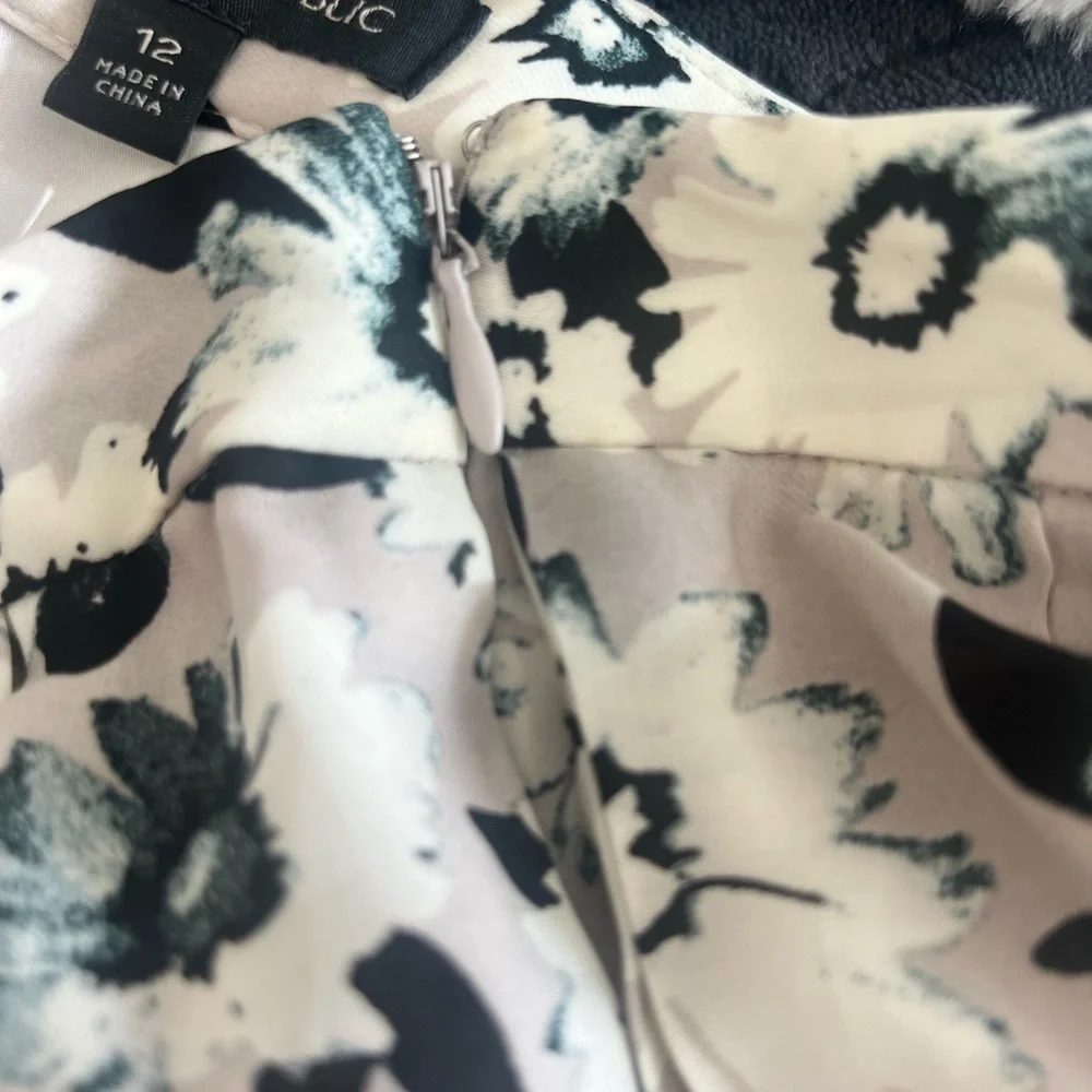 Unworn Banana Republic Pleated Grey Floral Skirt Size 12
